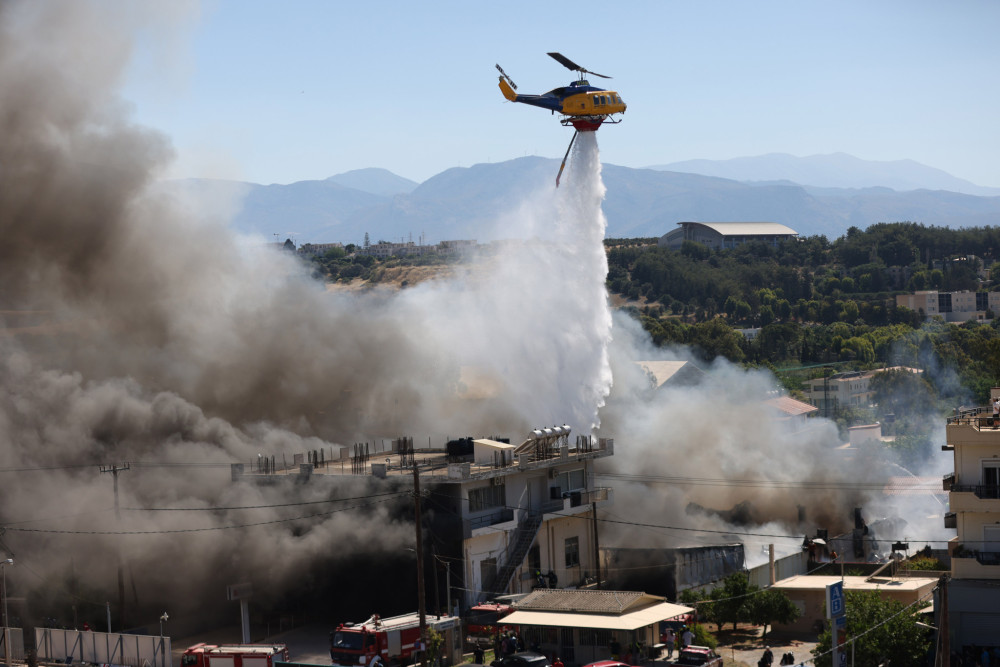Φωτιά στο Ηράκλειο: Κάηκαν ολοσχερώς δύο επιχειρήσεις, ζημιές σε τουλάχιστον τρία σπίτια (video)
