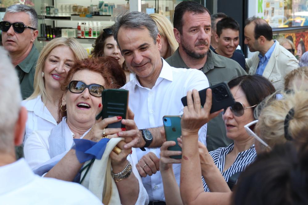 Στη Νέα Σμύρνη ο Κυριάκος Μητσοτάκης - Συνομίλησε με πολίτες και έπαιξε τάβλι σε καφέ της περιοχής (video)