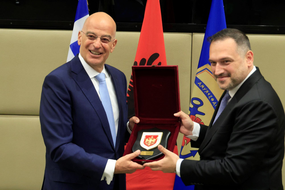 Συνάντηση Δένδια με τον Αλβανό ομόλογό του: στο επίκεντρο άμυνα και κυβερνοασφάλεια