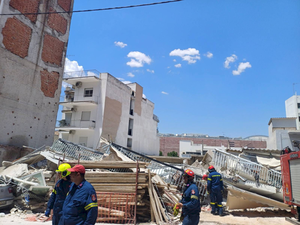 Κατέρρευσε πολυκατοικία στα Πετράλωνα - Πέντε προσαγωγές (photos και video)