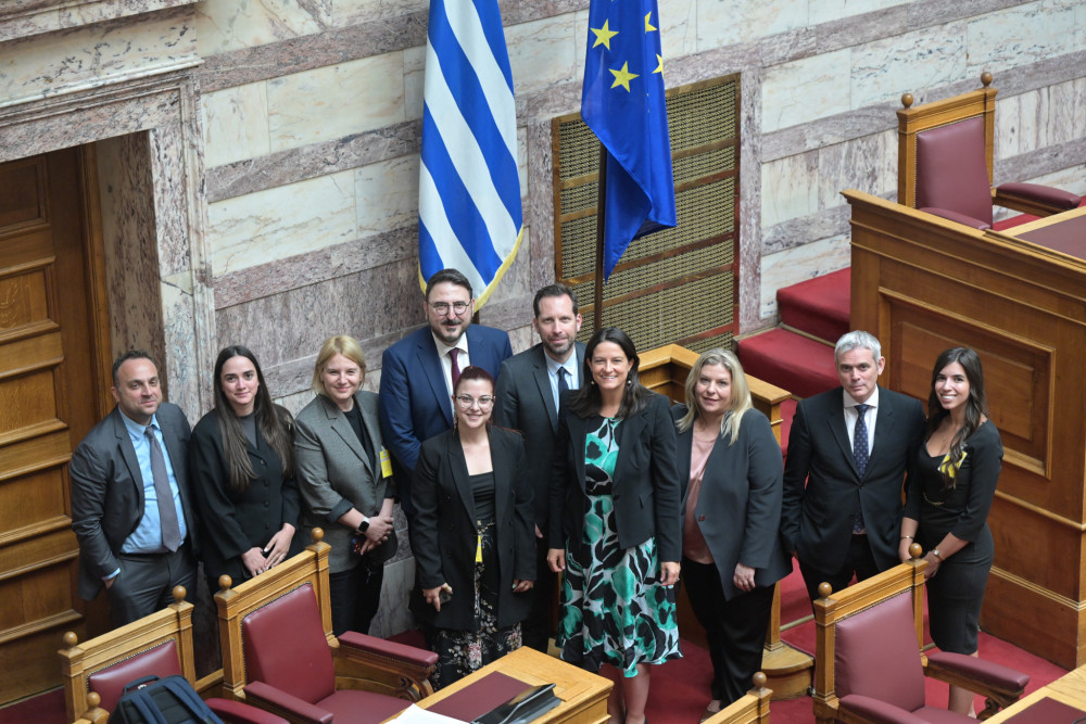 Βουλή: «Πέρασε» το νομοσχέδιο για ίση αμοιβή και βαρέα υγειονομικών – Τι ψήφισαν τα κόμματα