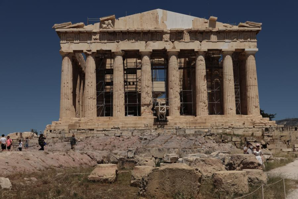 Σαγράδα Φαμίλια και Δυτικό Αέτωμα της Ακρόπολης: όταν τα μνημεία του παρελθόντος συναντούν το μέλλον