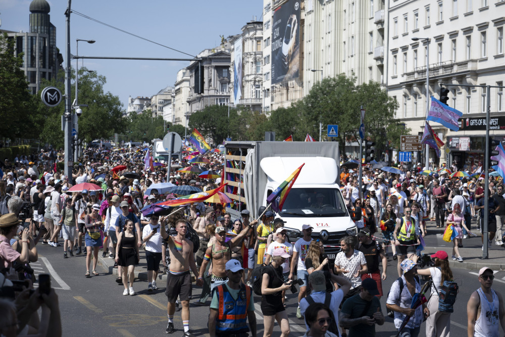 Budapest Pride: Χιλιάδες στην πρώτη πορεία της ΛΟΑΤΚΙ+ κοινότητας μετά την απομάκρυνση του Όρμπαν (video)