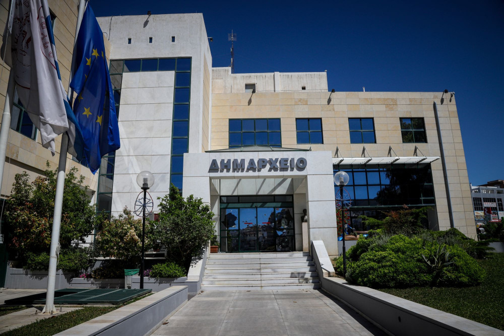 Χαμός στην Ηλιούπολη, με σκηνές έντασης και ξύλο στο Δημοτικό Συμβούλιο (video)