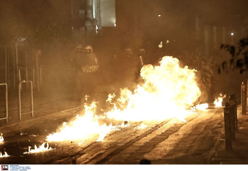 Εξάρχεια: επίθεση με βόμβες μολότοφ στην ομάδα ΔΡΑΣΗ - Προσαγωγές μετά το κυνηγητό (video)