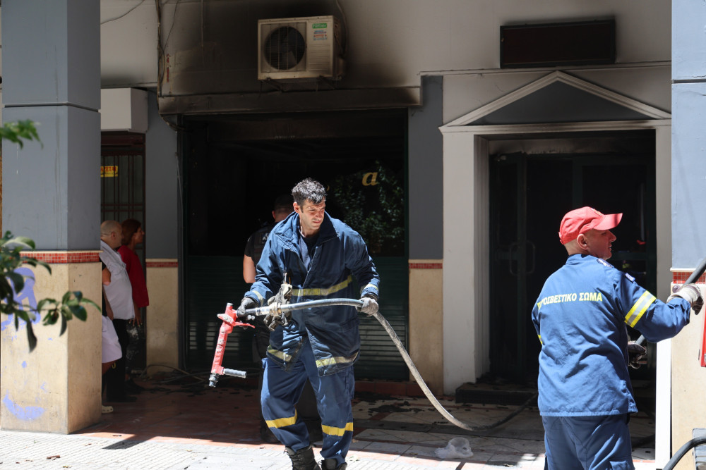 Φωτιά σε ξενοδοχείο στην Ομόνοια - Εξερράγη ηλεκτρικό πατίνι (video)