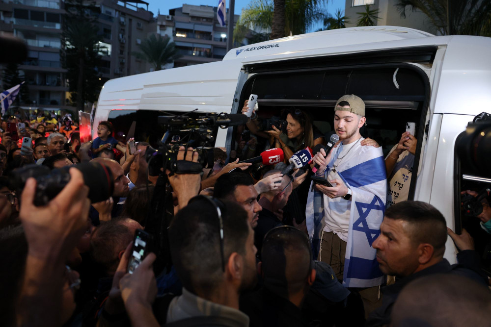 Ισραηλινός πρώην όμηρος καταγγέλλει τη φρίκη της Χαμάς: Με είχαν και έκανα τον σκύλο