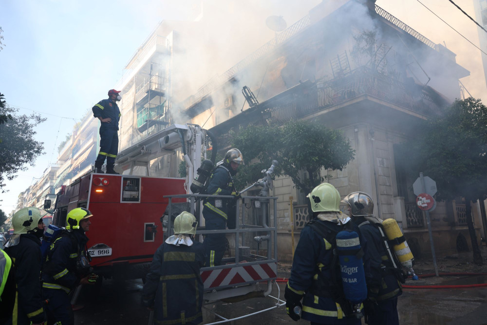 Καλλιθέα: Σε υποχώρηση η φωτιά στη διώροφη μονοκατοικία