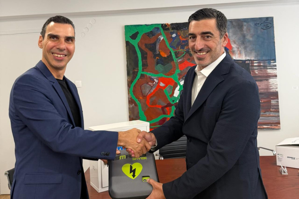 Το υπ. Υγείας παρέλαβε δέκα αυτόματους εξωτερικούς απινιδωτές, δωρεά της εταιρίας «Stoiximan»