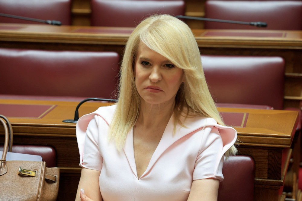 Άρης Πορτοσάλτε κατά Θεοδώρας Τζάκρη: Ψήφισε και τα τρία μνημόνια (video)