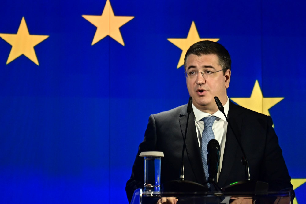 Πώς ο Απόστολος Τζιτζικώστας ξεκόλλησε μετά από χρόνια τα δικαιώματα των επιβατών;