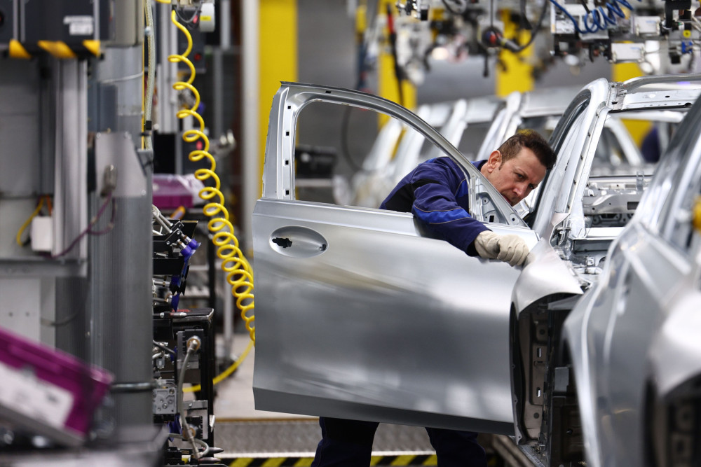 «Καμπανάκι» Mercedes, Stellantis και Volkswagen προς ΕΕ: Αλλάξτε τους κανόνες για να επιβιώσουμε στον παγκόσμιο ανταγωνισμό