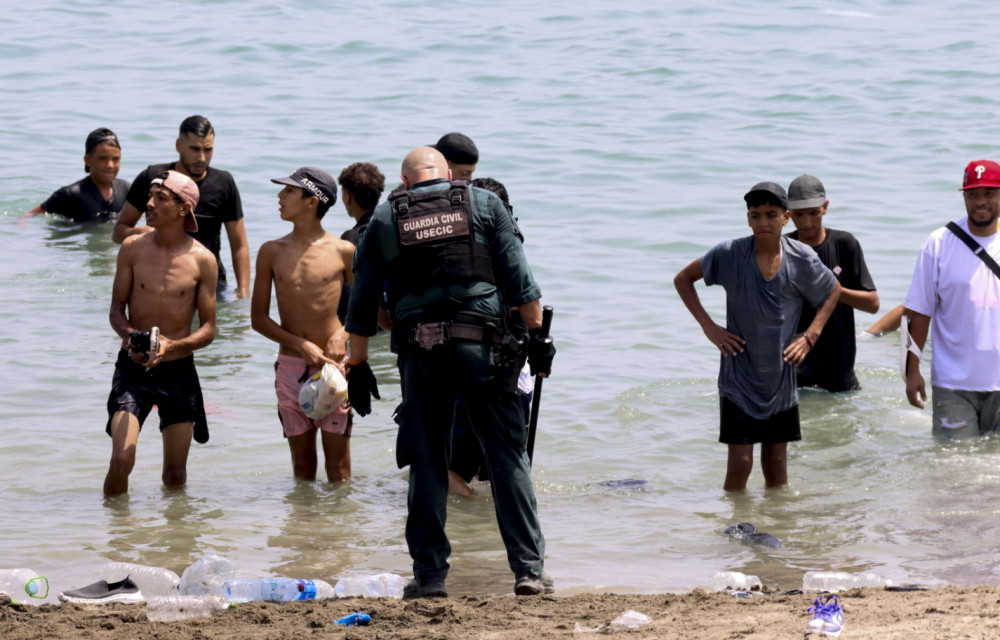 Η Ιταλία αναστέλλει τη Σένγκεν με την Ισπανία λόγω της μεταναστευτικής κρίσης στη Θέουτα