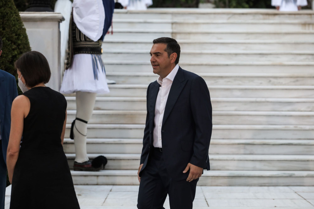 Ο Τσίπρας, η δεξίωση στο Προεδρικό και το… κιόσκι
