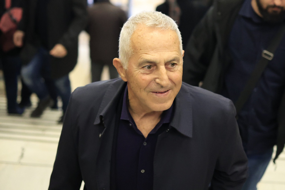 Στο ΠΑΣΟΚ τον έχουν σίγουρο, αλλά ο ναύαρχος Ευάγγελος Αποστολάκης το ξανασκέφτεται