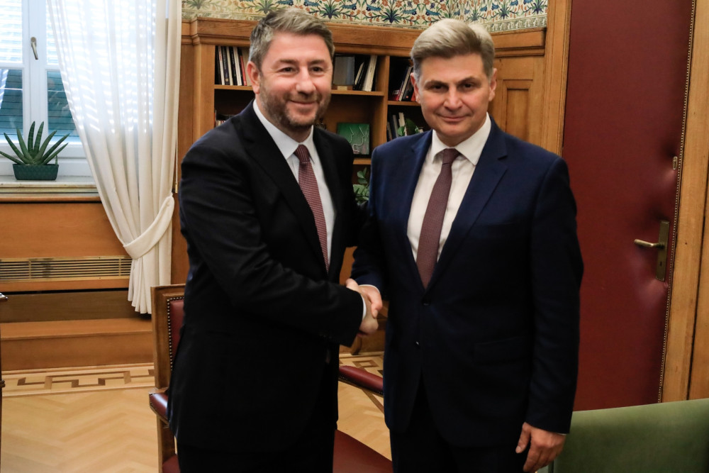 Εμφύλιος στο ΠΑΣΟΚ: Επίθεση Φαραντούρη στον Κατρίνη για το διορισμό της συζύγου του