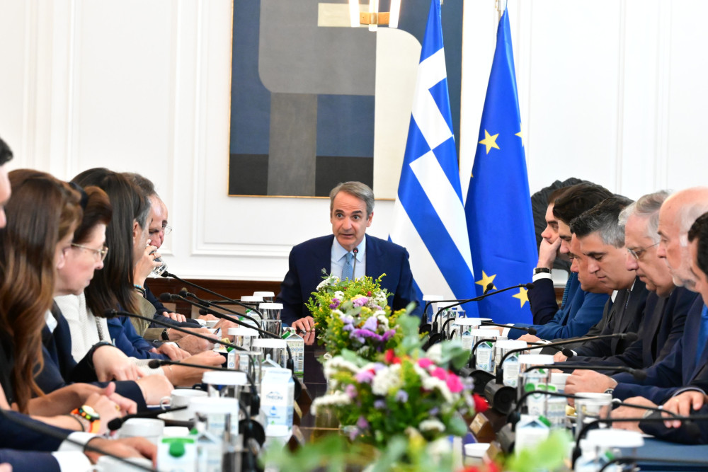 Κυριάκος Μητσοτάκης στο Υπουργικό: Η πολιτεία τιμά τους πυροσβέστες - Έχουμε μπροστά μας δύσκολες ημέρες