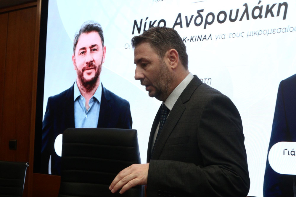 ΠΑΣΟΚ: σενάρια μέχρι και για «εν κινήσει» αλλαγή αρχηγού