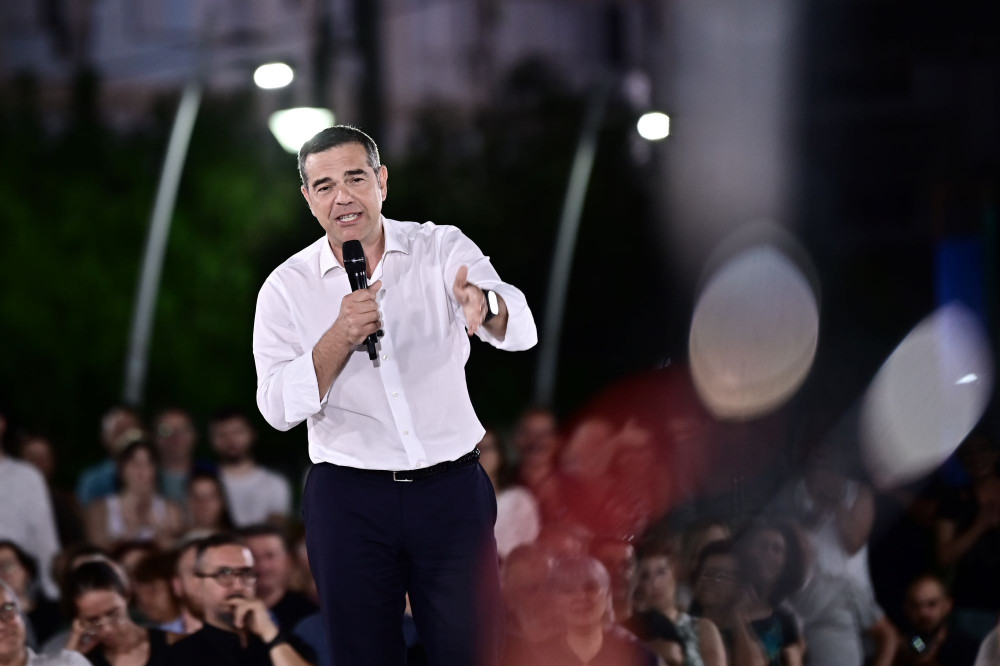 Όποτε ο Τσίπρας υπόσχεται αξιοπρέπεια, φέρνει μνημόνια!