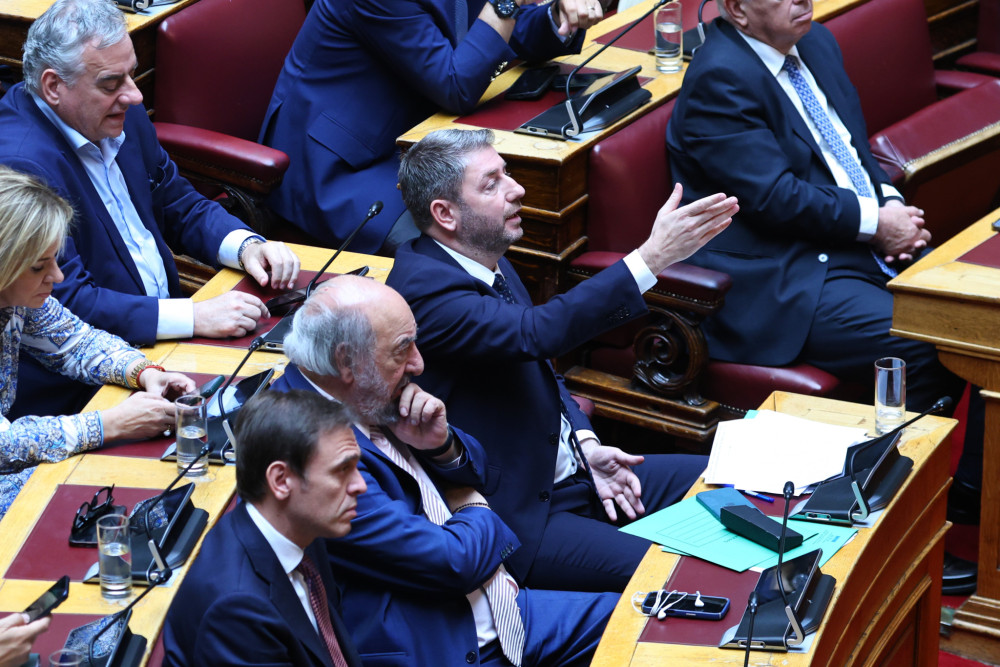 Ποιοι ευθύνονται για τον κίνδυνο να πέσει στα βράχια η συνταγματική αναθεώρηση