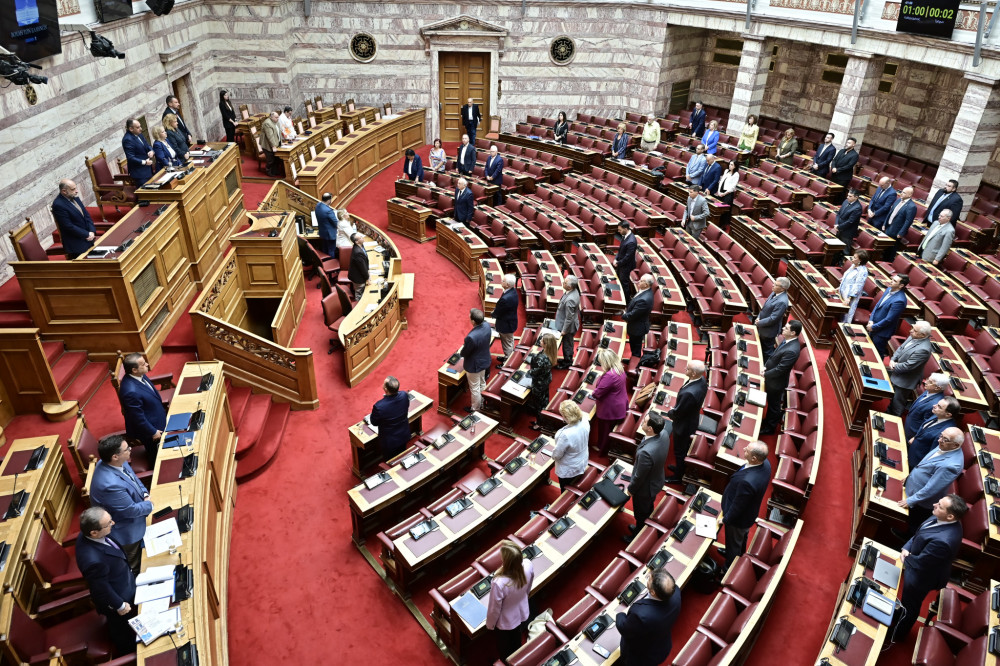 Ενός λεπτού σιγή στη Βουλή για τα θύματα της φονικής πυρκαγιάς στο Μάτι