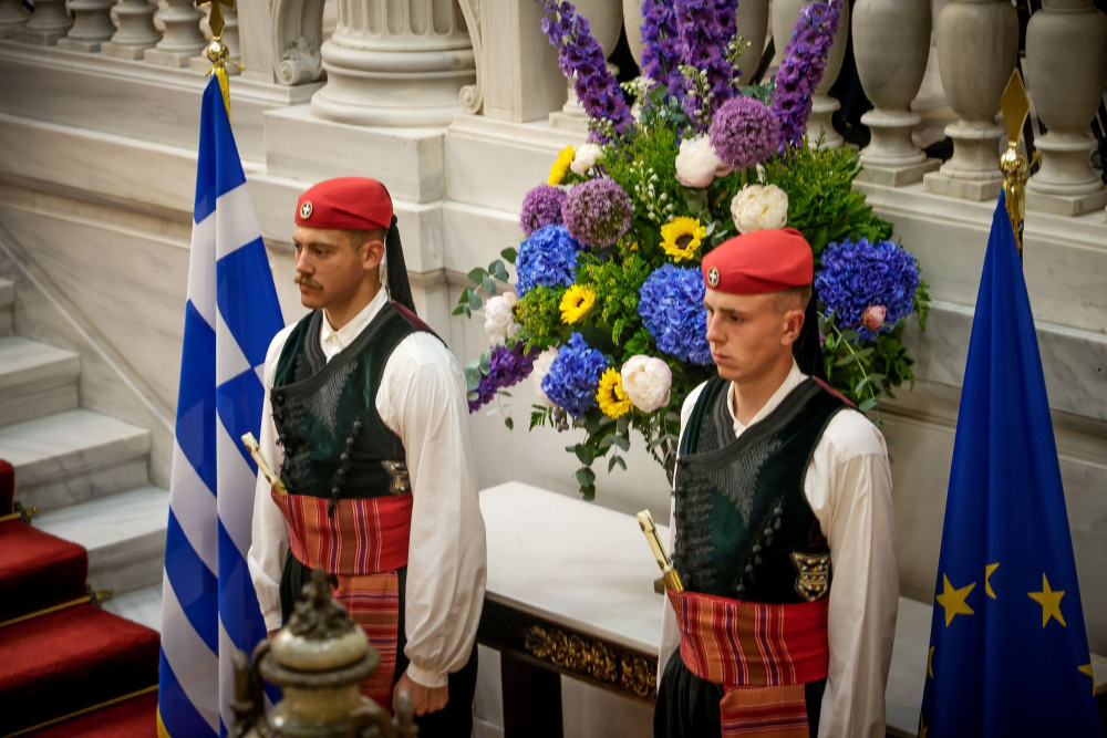 Θεσμικά απόντες...