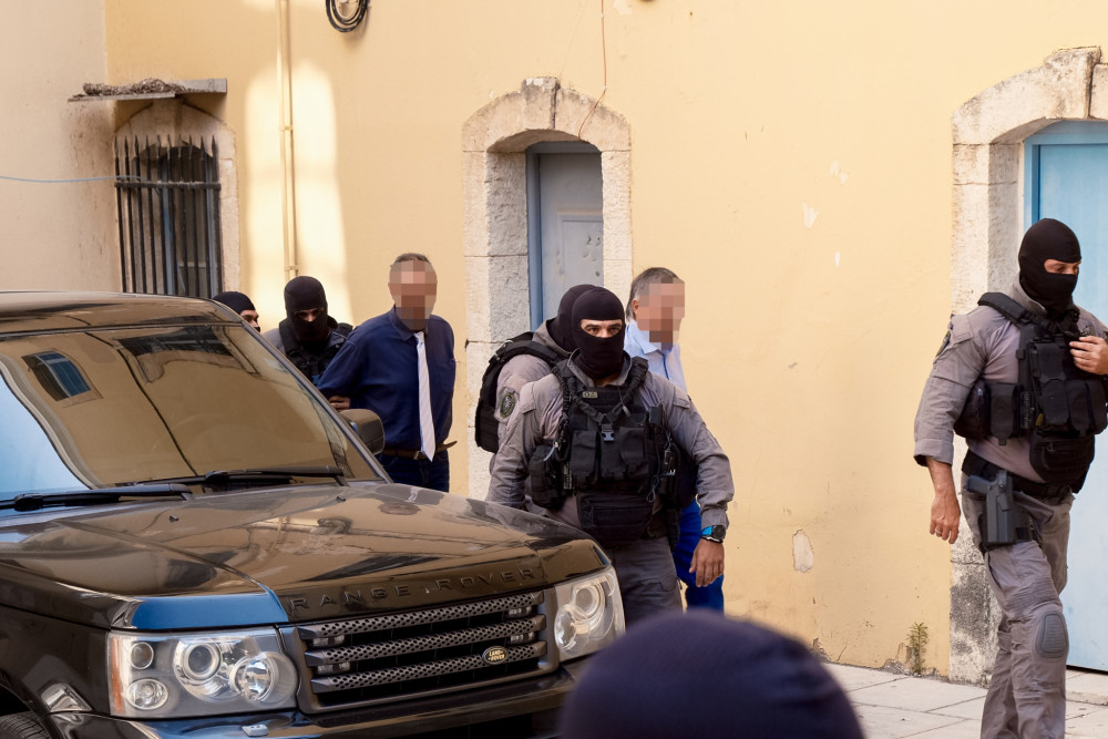 Ελεύθερος με περιοριστικούς όρους ο ιατροδικαστής Χανίων