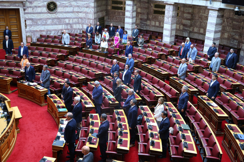 Βουλή: ενός λεπτού σιγή στη μνήμη των τριών πυροσβεστών που σκοτώθηκαν
