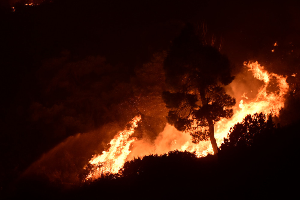 Αποκαρδιωτική η εικόνα σε Αττική, Βοιωτία - Νέα φωτιά τη νύχτα στην Κεφαλονιά, μάχη και στη Φωκίδα (video)