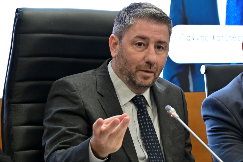 Ανδρουλάκης: μοίρασε 13η σύνταξη σε… δόσεις, ΕΚΑΣ και ό,τι άλλο βρήκε