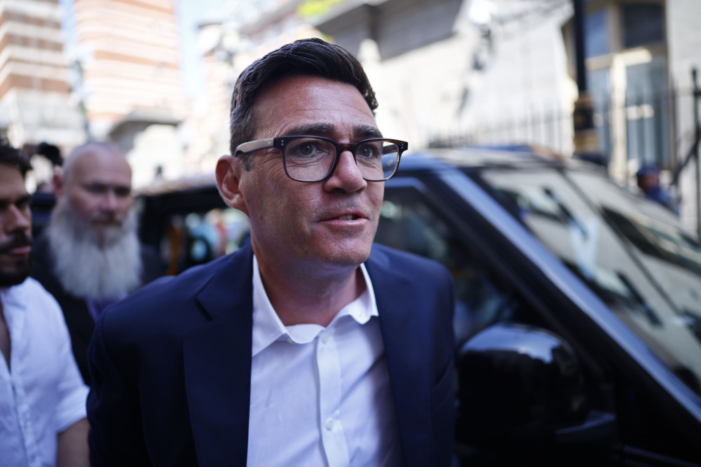 Βρετανία: Ο Άντι Μπέρναμ αναλαμβάνει ηγεσία στους Εργατικούς, ένα βήμα πριν την Ντάουνινγκ Στριτ
