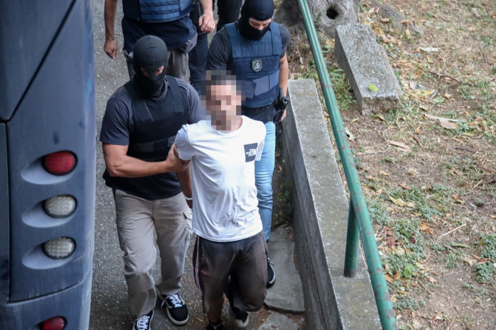 Χειροπέδες στους... αλληλέγγυους του συλληφθέντα για τη δολοφονία της Βάγιας Νέστορα