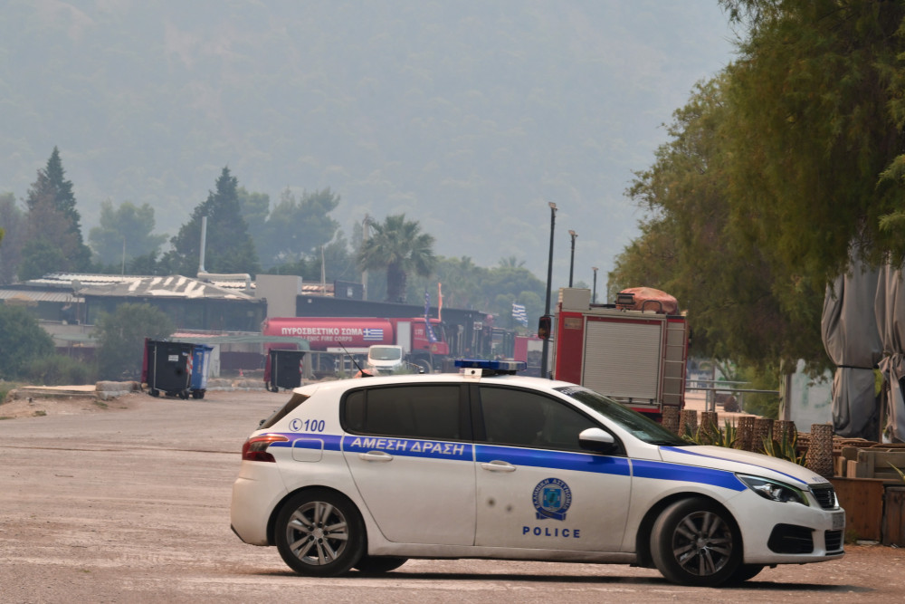 Ισχυρές αστυνομικές δυνάμεις στο Πόρτο Γερμενό - Απομακρύνθηκαν πάνω από 1.000 πολίτες (video)