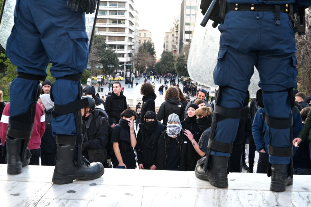 Δύο συλλήψεις για μολότοφ και εκρηκτικούς μηχανισμούς στη συγκέντρωση για τα Τέμπη