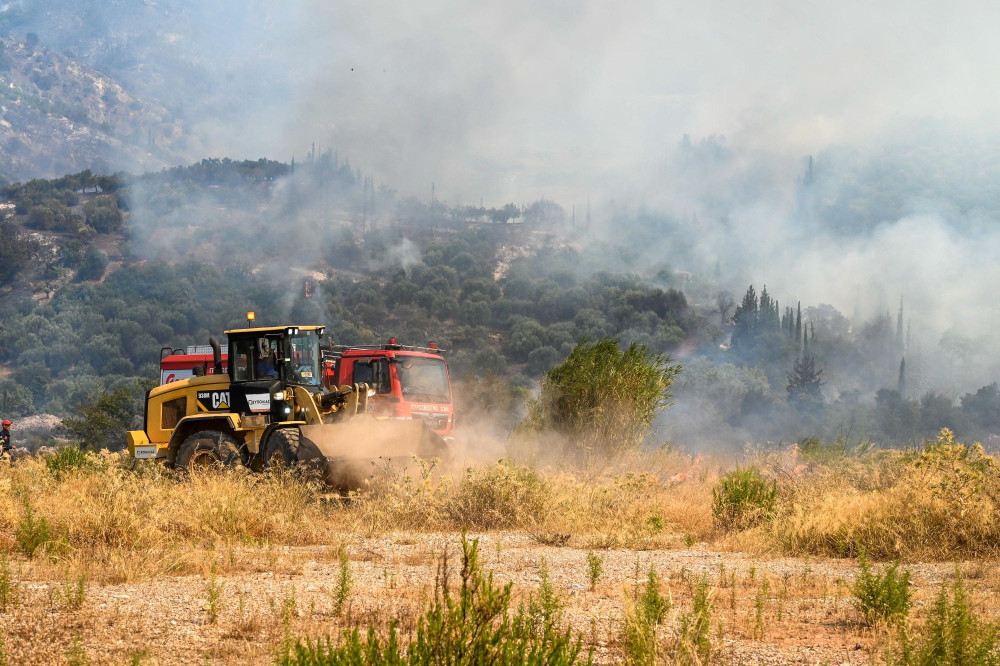 Αιγιάλεια: Πολύ καλύτερη η εικόνα της φωτιάς κατά τη δεύτερη μέρα δοκιμασίας