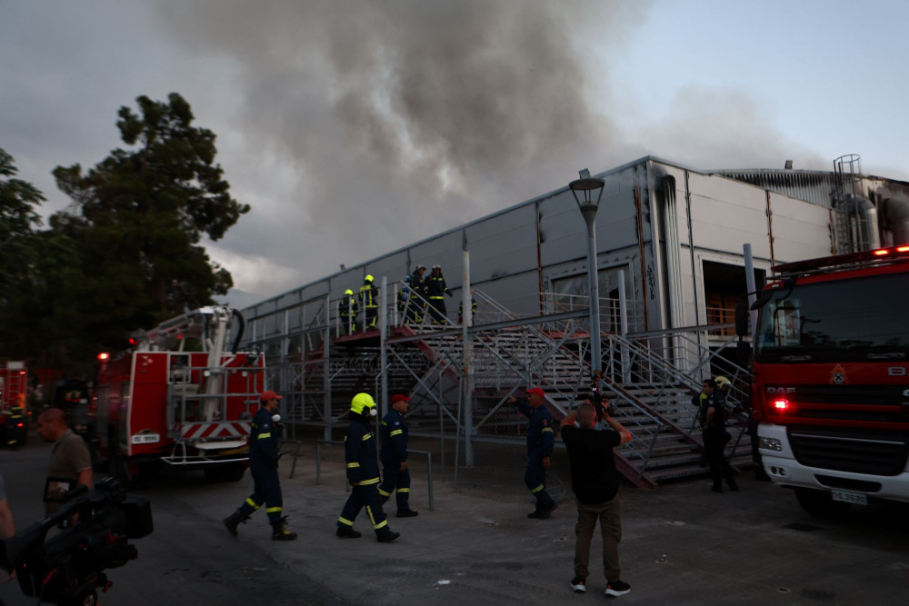 Αθήνα: Φωτιά στο μητροπολιτικό πάρκο Γουδή - Καίγεται το θέατρο του Μπάντμιτον - Εστάλη 112 (video)