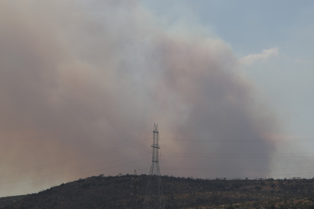 Ανεξέλεγκτη η φωτιά στην Οινόη - Καίγεται παρθένο δάσος - Εκκενώθηκαν προληπτικά σπίτια (video)