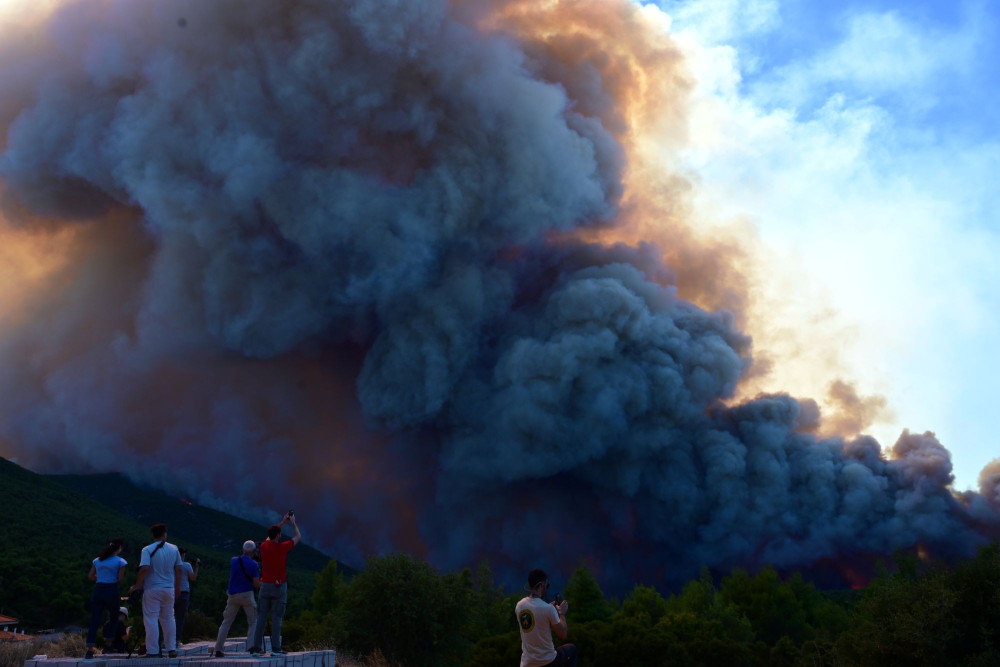 Πόρτο Γερμενό: Συνεχίζεται το τιτάνιο το έργο των πυροσβεστών και των εναέριων μέσων (photos + video)