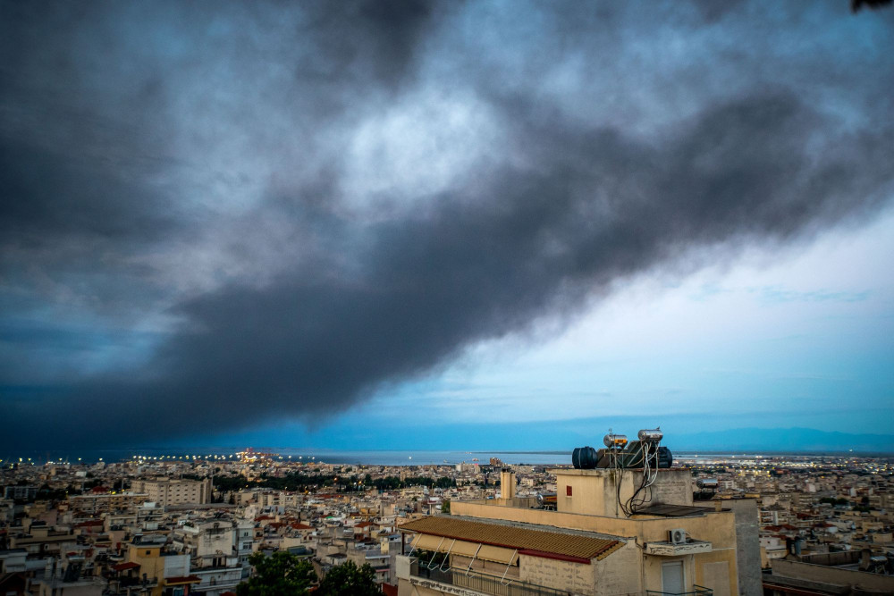 Προειδοποίηση Σαρηγιάννη: Μηδενίστε την έκθεση στον τοξικό καπνό από τη φωτιά στο Ωραιόκαστρο