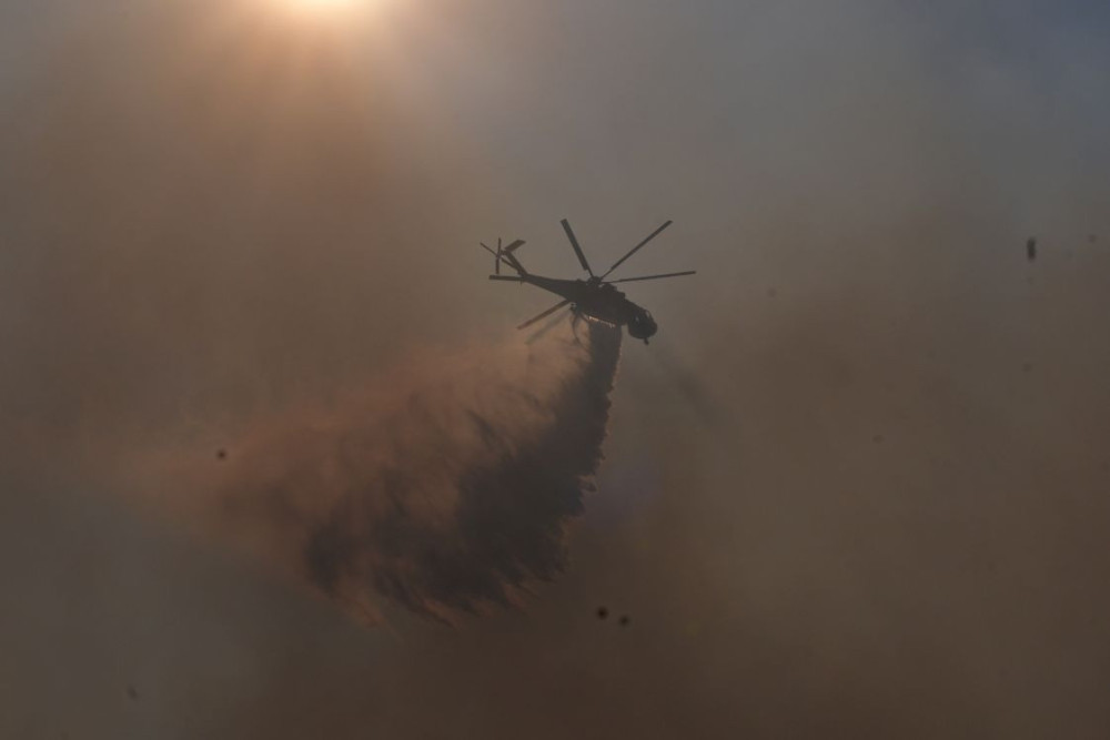 Τα μέτωπα των πυρκαγιών σε Βοιωτία, Αργολίδα, Αττική, Άρτα από drones και ελικόπτερο (video)