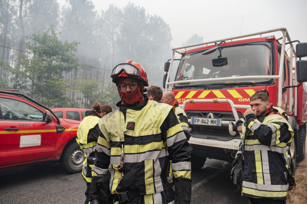 Γαλλία: Πάνω από 1.500 στρατιώτες ρίχνονται στη μάχη με τις φλόγες (photos + video)