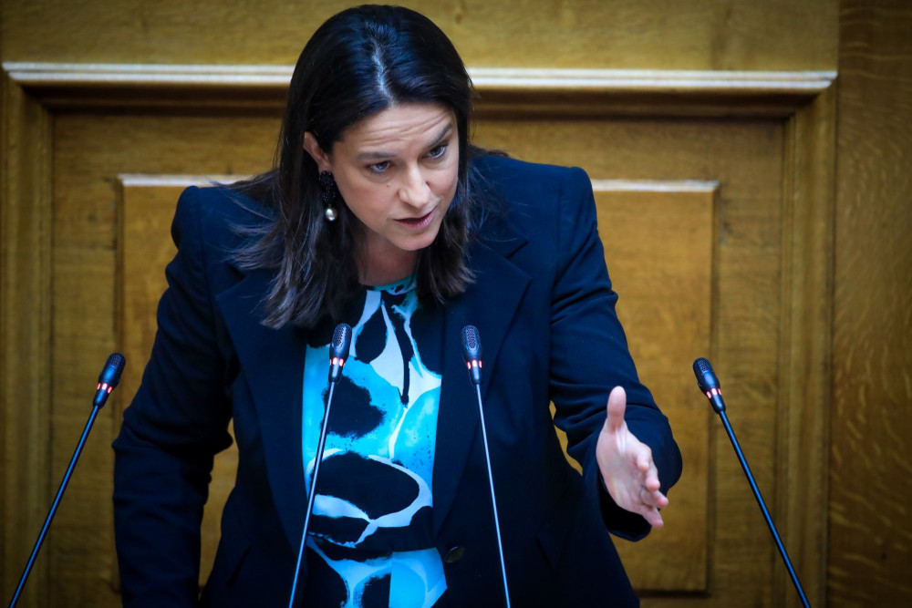 Βουλή, Νίκη Κεραμέως κατά Νίκου Ανδρουλάκη για την ίση αμοιβή ανδρών-γυναικών: Τρικυμία εν κρανίω (video)