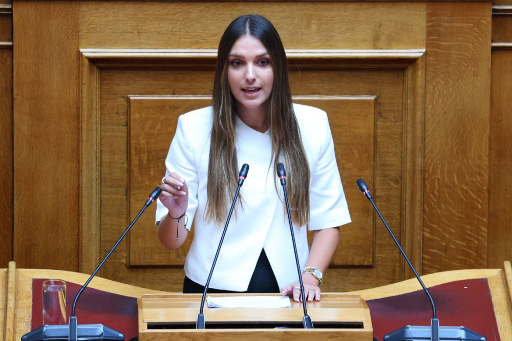 Τέλος από το κόμμα του Στέφανου Κασσελάκη και η Μυρτώ Κοροβέση που ορκίστηκε βουλευτής στη θέση του Γιώργου Καραμέρου