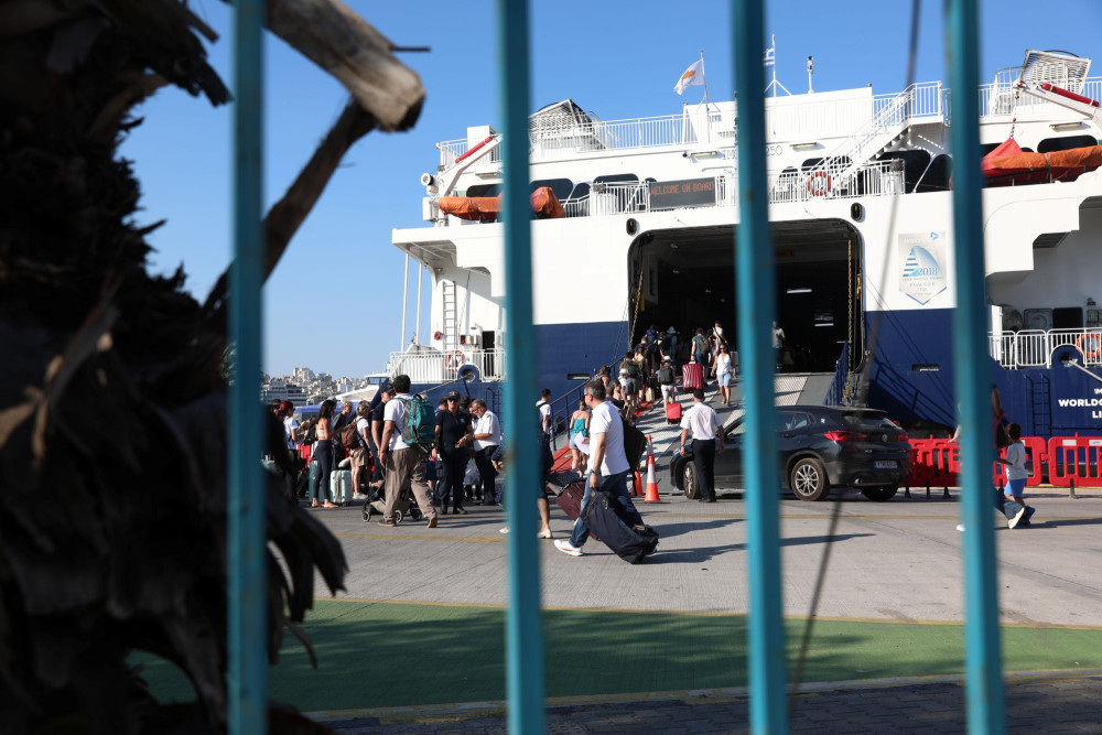 Απόβαση εκδρομέων στα λιμάνια - Γεμάτα αναχωρούν τα πλοία (video)
