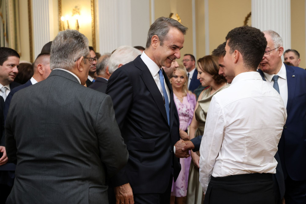 O Κυριάκος Μητσοτάκης και οι τέσσερις τιμητικά προσκεκλημένοι