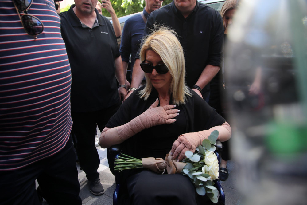 Κοζάνη: Με ασθενοφόρο στην κηδεία της μητέρας της Βάγιας, η Αφροδίτη Νέστορα - Παρών ο Κυριάκος Μητσοτάκης