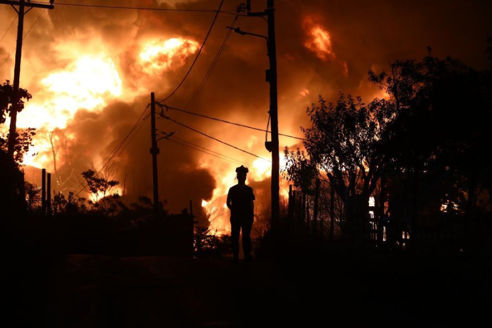 Φωτιά στο Ωραιόκαστρο: ομολόγησε ο 76χρονος - Κάηκαν επιχειρήσεις, στο νοσοκομείο 4 πυροσβέστες (video)