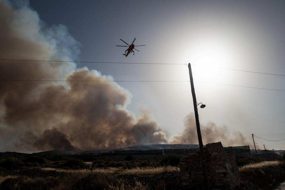 Φωτιά στην Πάρο: Ενισχύονται σε 14 τα εναέρια μέσα - Εκκενώθηκαν τέσσερις οικισμοί