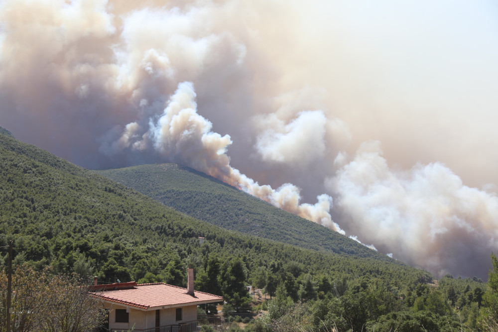 Πόρτο Γερμενό: Κινδυνεύουν από τη φωτιά Κιθαιρώνας και Ψάθα - Νέο 112 (video)