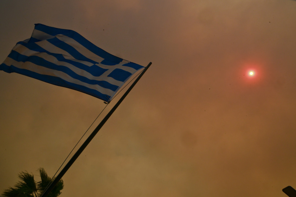 Ενισχύθηκαν οι πυροσβεστικές δυνάμεις στα πύρινα μέτωπα σε Βοιωτία και Αττική